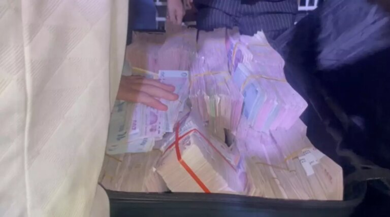 asiret dugununde gelinle damada 20 milyon lira ve 5 kilo altin takildi srOCgC7X