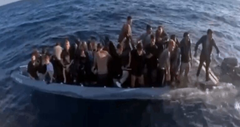 faciaya ramak kala batmakta olan bottan son anda kurtarildilar ta8DgHRu