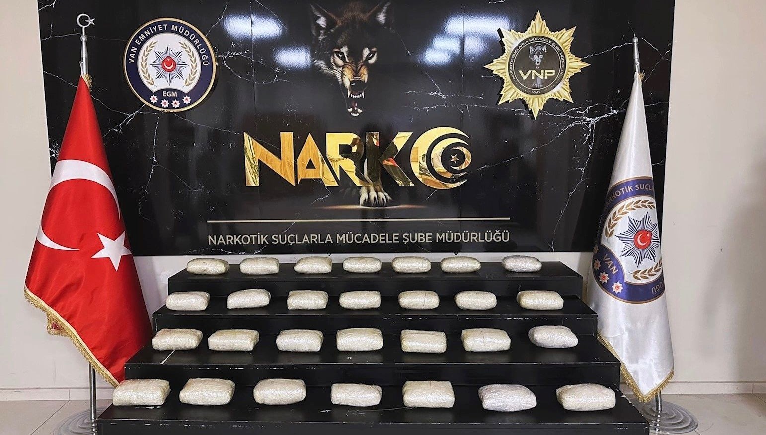 vanda uyusturucu operasyonu kilolarcametamfetamin ele gecirildi LlZFLXRu