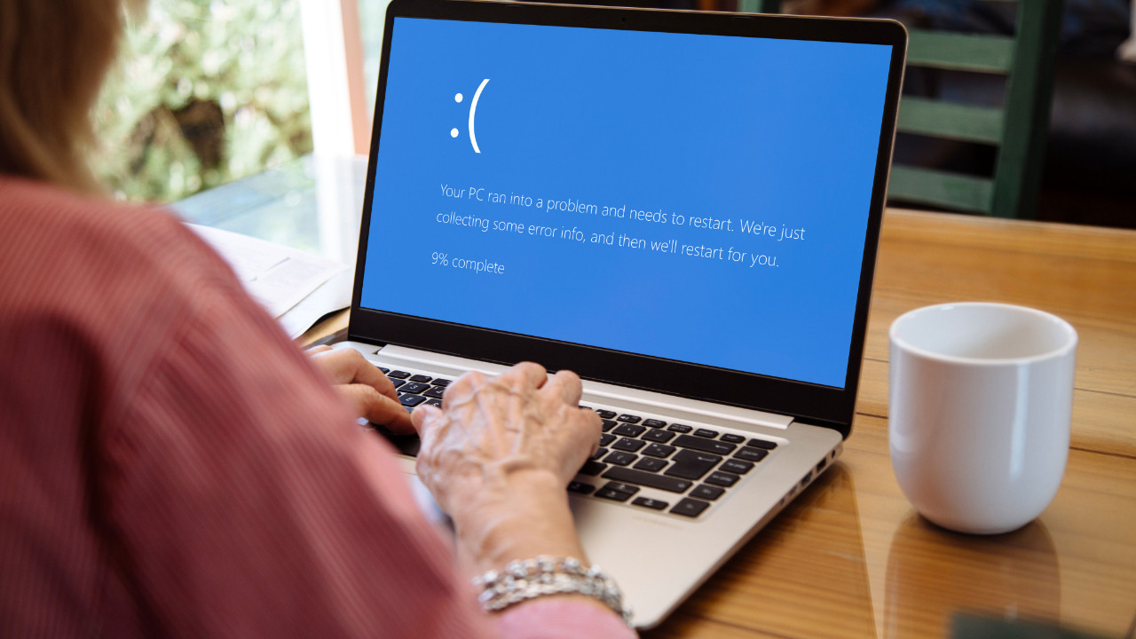 applein yeni reklami windows pcleri mavi olum ekrani ile vurdu YQS7TkG8