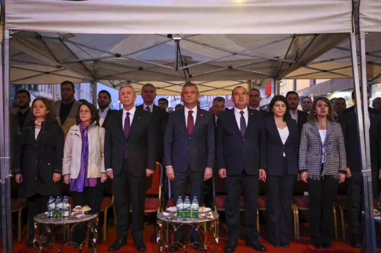 chp genel baskani ozgur ozel elmadagda cumhuriyet bayrami kutladi srdUpOVx.jpg