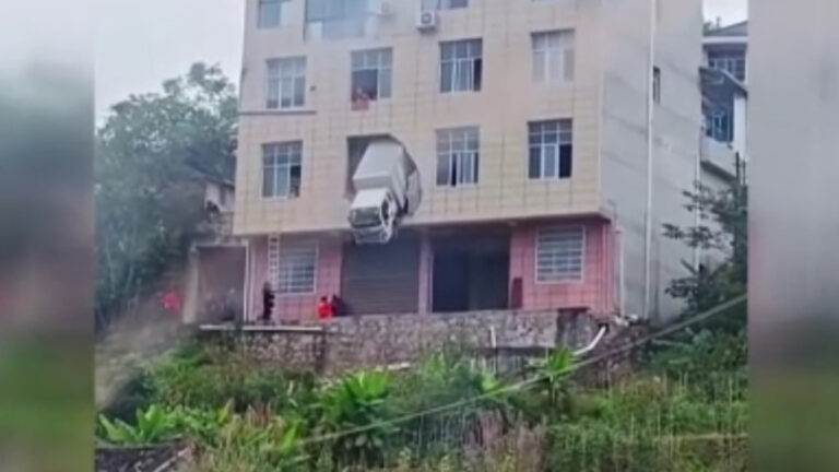 cinde kontrolden cikan kamyon bina duvarini asti NmxfO2XC.jpg