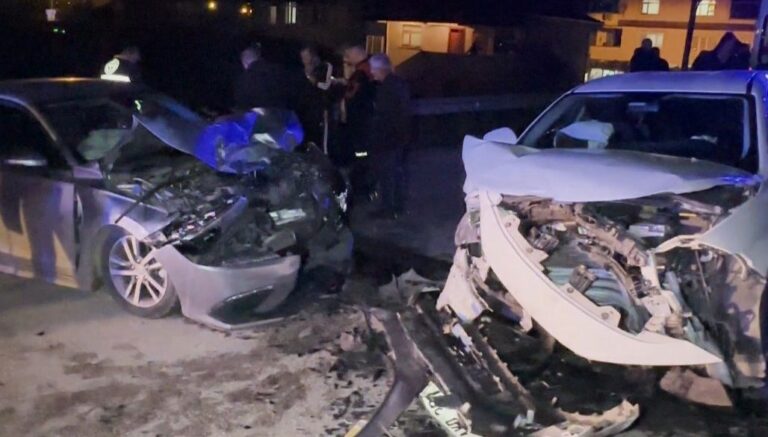 iki otomobil kafa kafaya carpisti 7 yarali Y1xGe6KJ.jpg