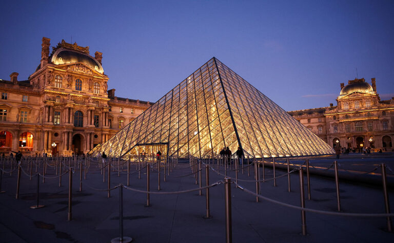 louvre-muzesinde-soygunun-ardindan-calisan-sorunlari-buyuyor-9ONxTfBS.jpg