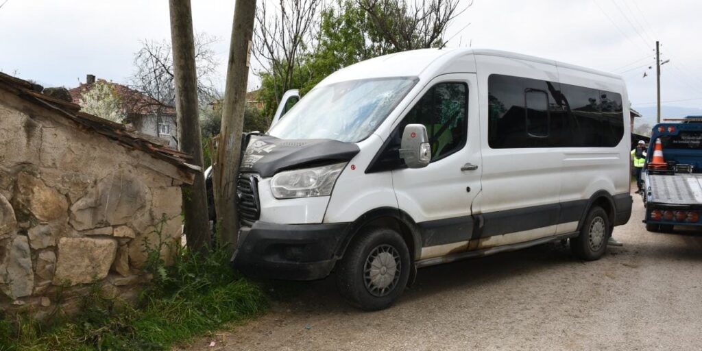 seyir-halindeki-ogrenci-servisi-elektrik-diregine-carpti-yaralilar-var-atACCTNA