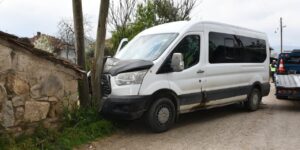 seyir-halindeki-ogrenci-servisi-elektrik-diregine-carpti-yaralilar-var-atACCTNA