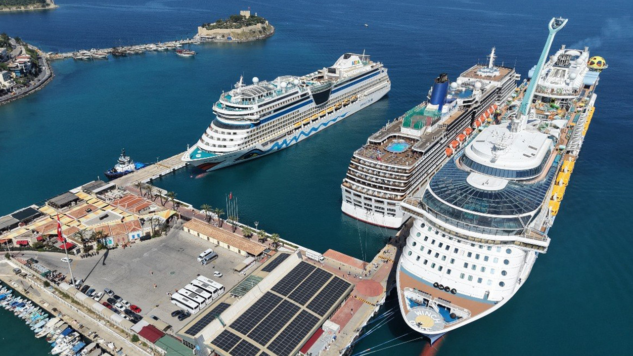 kusadasina-turist-cikarmasi-tek-seferde-tam-9-bin-kisi-wVlQ1Oz7